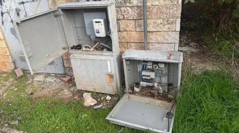 Ci risiamo! Nuovo raid vandalico contro i quadri elettrici, infermiera investita per il buio Ci risiamo! Nuovo raid vandalico contro i quadri elettrici, infermiera investita per il buio